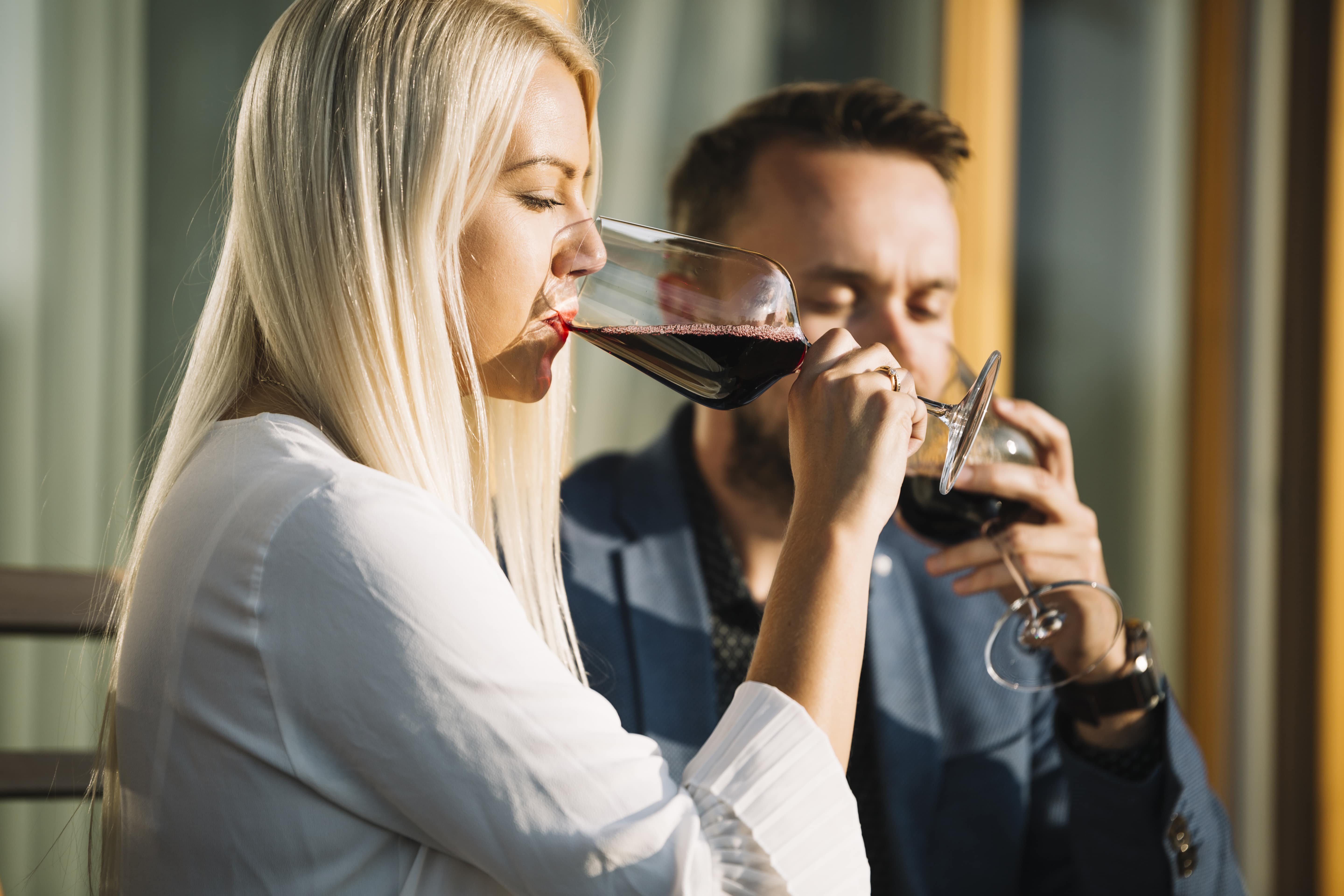 Пьющий муж изменил. Пить вино. Блондинка с бокалом. Парень и девушка пьют. Мужчина и женщина пьют вино.