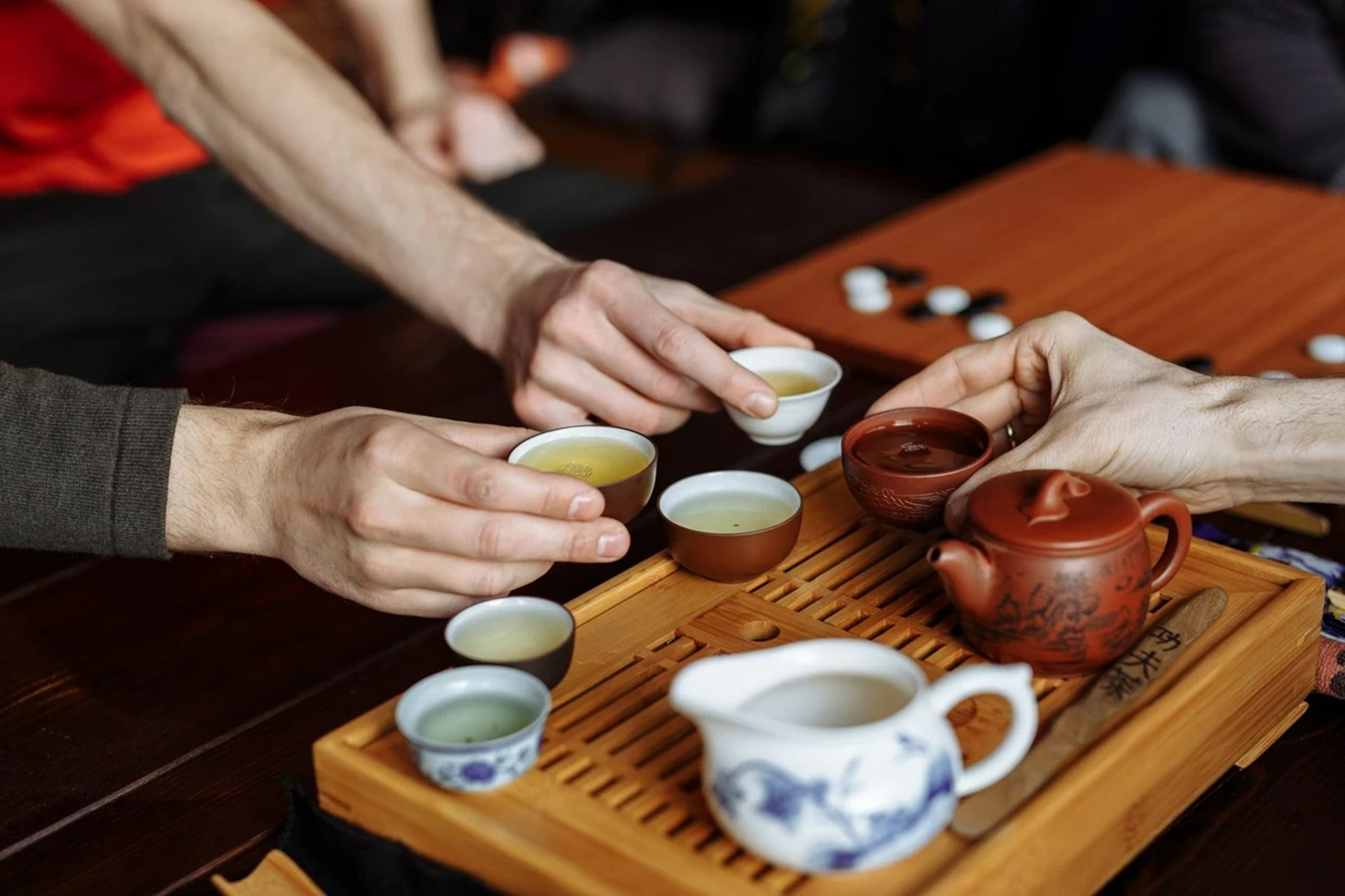 Чайная церемония цены. Китайская чайная церемония. Чахай для чайной церемонии. Традиции чаепития в Китае. Чайный мастер Япония.